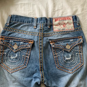 True religion jeans - Snyyyyggaste true religion jeans🤍 Köpte på Humana men tyvrr för stora för mig🤍 Söljer för bra pris<3, skulle säga de passar både killar och tjejer beroende på strl 🤍 midjemått:8O cm, innerbenslängd:81