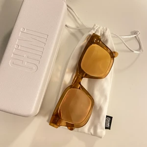 Chimi - Säljer mina solglasögon i modellen 04 färgen peach med spegelglas!🧡 (helt slutsålda på hemsidan) Nyskick utan repor osv. Inköpta för ca 1000kr, mitt pris 750kr ikl frakt🥰