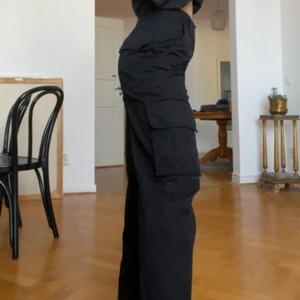 Cargo pants - Säljer dessa svarta cargo pants från monki, sitter perfekt och är riktigt trendiga. Säljer dem för att jag råkat köpa på mig lite för många cargopants nu… annars älskar jag verkligen dem! Köpte för 350kr plus frakt på hm och säljer nu för 250kr kr plus frakt. 🤍🤍