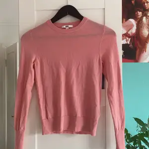 Långärmad rosa tröja från uniqlo, knappt använd. storlek xs-s (köpare står för frakt) 💘