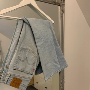 Levis jeans - Säljer dessa Levis jeans i modellen wedgie straight i stl 27, använda men fortfarande i bra skick💓 (köparen står för frakten på 66kr)