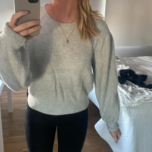 Ljusblå stickad tröja - Ljusblå stickad tröja med balong ärmar från & other stories