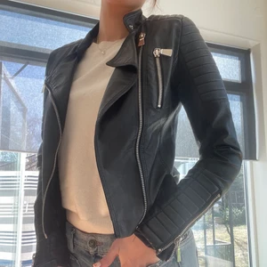 Skinnjacka - Skitsnygg skinnjacka från märket voyelles. Mycket bra skick. Köpare står för frakt!💗