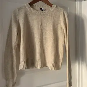 Croppad stickad tröja från H&M. Är absolut öppen för prisförslag, kan mötas upp i Stockholm och det är bara att skriva för fler bilder!!
