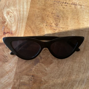 cat eye solglasögon - 😎 solglasögon. ljuset är dimmat mörkt. 