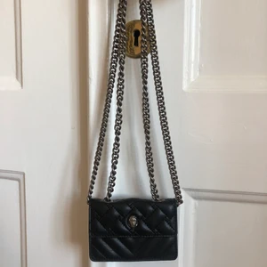 Kurt Geiger väska - Svart Kurt Geiger väska i modellen micro kensington. Superfint skick och skickas med originallåda. Skriv privat för fler bilder! Frakt på 66kr tillkommer. 