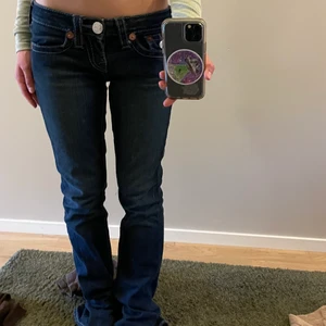 true religion jeans - bästa true religion jeansen, snygg passform. storlek 26. midjemått 81, 83 innerbenslängd! är 1,63 cm lång ungefär