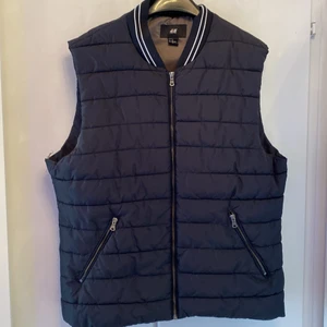 Väst - En svart/mörkblå väst, storlek 40-42, mycket värt för priset