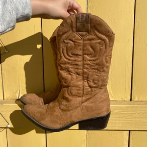 Cowboy stövlar - Säljer nu dessa otroligt snygga och trendiga cowboy stövlarna, perfekta till ex klänning i sommar💞😫 storlek 39 men passar absolut 38 med!  Ungefär samma höjd som sista bilden😍 budgivning vid flera intresserade 