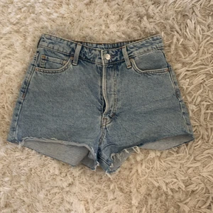Jeansshorts  - Ett par jeansshorts från H&M, strl 34 men passar folk med 36 också. Ganska korta men skit snygga. Använt dom ungefär 6 ggr. Bra skick.