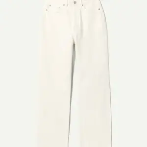 Jeans från weekday i modellen ”Rowe Extra High Straight Jeans” i strl 26/32! Helt oanvända med prislapp kvar. Nypris 500kr. Bara att skriva för fler bilder💞