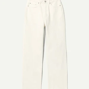 Vita raka jeans - Jeans från weekday i modellen ”Rowe Extra High Straight Jeans” i strl 26/32! Helt oanvända med prislapp kvar. Nypris 500kr. Bara att skriva för fler bilder💞