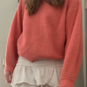 Stickad tröja - Säljer denna stickade tröja från ginatricot. Den är i storlek L men skulle säga att den sitter mer som en M. Säljer endast för 80!!!