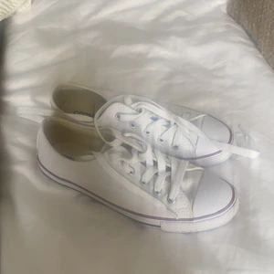 Vita converse - Säljer vita converse i nyskick💗 använda endast en gång. Säljer då de inte passar mig tyvärr💗 Strolek 37 men väldigt smala och små i storleken så passar allt från 35-37💗 köparen betalar frakt💗
