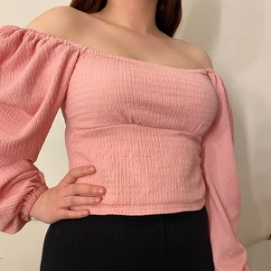 Topp - En jättefin topp i storlek M, jag skulle säga att den sitter som en S. Använda bara vid testning och säljs pga av att det var fel storlek (min kompis på bilden). Pris 40kr💓