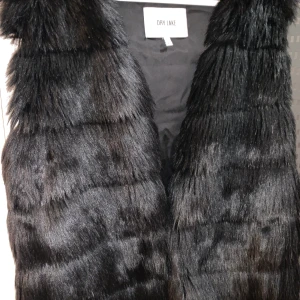 DRY LAKE strl L - Oversize fejk pälsväst från DRY LAKE strl L