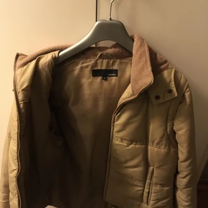 Jacka från H&M stl S - Beige jacka, avtagbara ärmar. I fint skick 