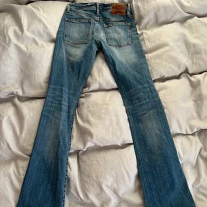 Crocker Jeans  - Sjuuukt snygga jeans! Säljer pågrund av att jag tyvärr har vuxit hur dem. Jeansen tillverkas inte längre vad jag vet. Märke Crocker. Strl 25/32. Passform, lågmidjade.  Hör av dig om du har några frågor eller vill ha fler bilder så fixar jag det. Om flera visar sig vara intresserade startar jag en budgivning. ❣️