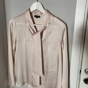 Knytblus strl 36 - Jättefin silkesblus från Stockholm LM. Aldrig använd. Ordinarie pris 400:- nu 150:-