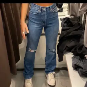 Zara jeans i rak modell!! Super fin färg och passform
