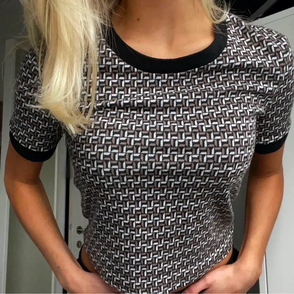 Cool tröja från Zara i storlek S i nyskick, perfekt till sommaren! pris kan diskuteras! (Lånad bild) . T-shirts.