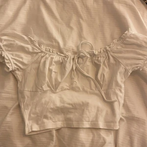 Off shoulder topp - Säljer denna skitsnygga of shoulder topp i storlek xs 💗 säljer för 70kr+frakt 💗