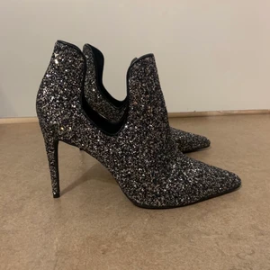 Glittriga klackskor från Nelly - Glittriga klackskor från Nelly. Använda en gång inomhus. Klackhöjd: 9.5cm.