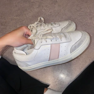 Arigato sneakers  - Säljer mina fina arigato skor i storlek 39!! Nypris: runt 2000kr 💛
