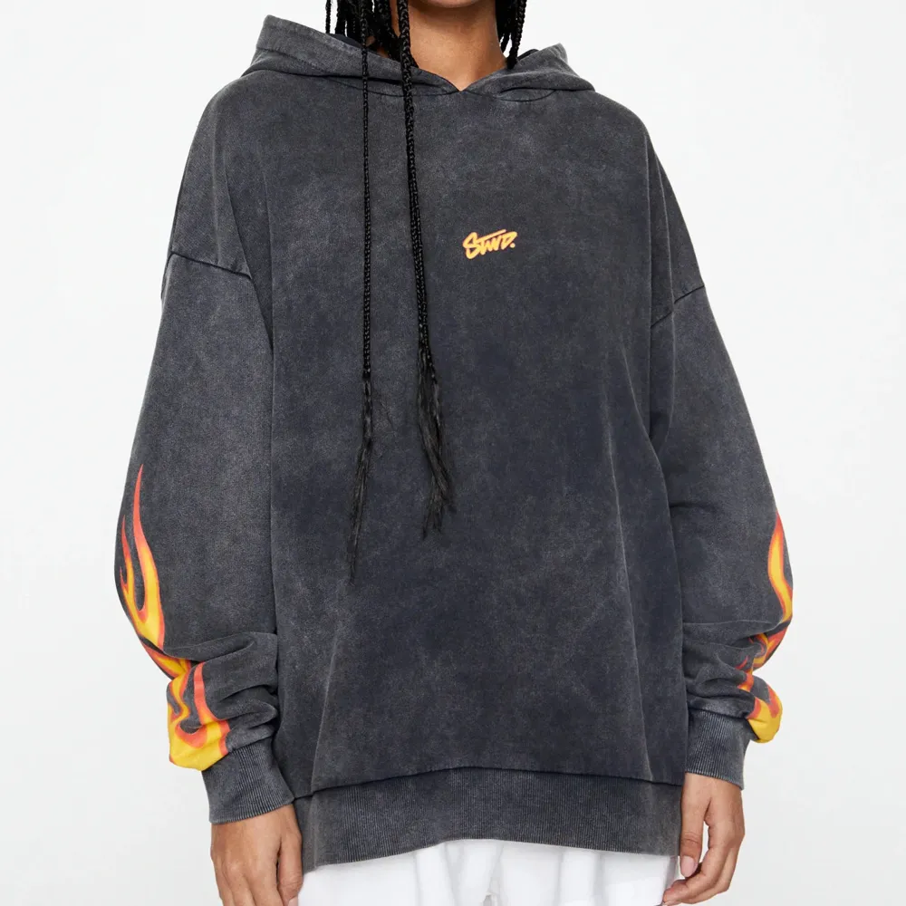 Hoodie i grå/svart tvätt med feta flammor på armarna🔥 Ganska tunn i materialet och skönt oversized. Kan skicka fler bilder om man skulle vilja. (Obs! Lånad bild på slutet) Kram. Hoodies.