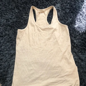 Beigefärgat linne  - Beige linne, aldrig använt (leverns priset stämmer inte jag har inte riktigt koll så är ni intresserade så skriv, det gäller alla mina annonser)