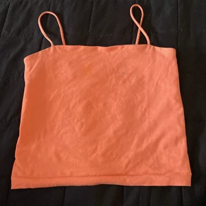 Från ginatricot i storlek xs - Använd ett par gånger men inte jätte många, väldigt skönt material. En liten blå fläck på bysten syns inte jättemycket. 