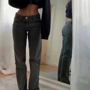 Zara Midrise grå/svarta - Intressekoll mina slutsålda gråa midrise byxor från zara stl 38. Bra skick inte urtvättade, lite använda. Kan tänka mig att sälja vid bra bud, 