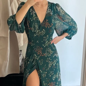 Vero Moda Klänning strl 34 - Superfin sommarklänning från Vero Moda i nyskick. Prislappen kvar, endast testad 💓 Den är vadlång 🥰 Säljer eftersom den aldrig kom till användning. Nypris 450 kr. Skriv om du är intresserad! Storlek 34 men passar även 36! 