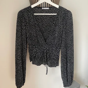 Jättefin topp från Zara - Jättefin topp / blus från Zara! Svart med vita prickar och är i mycket bra skick! Storlek S🧡