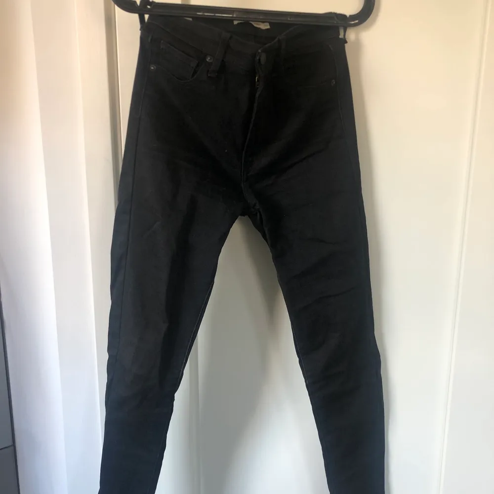 Mile high super skinny Levis jeans i storlek W26! Är i fint skick, 250 kr + frakt. Jeans & Byxor.