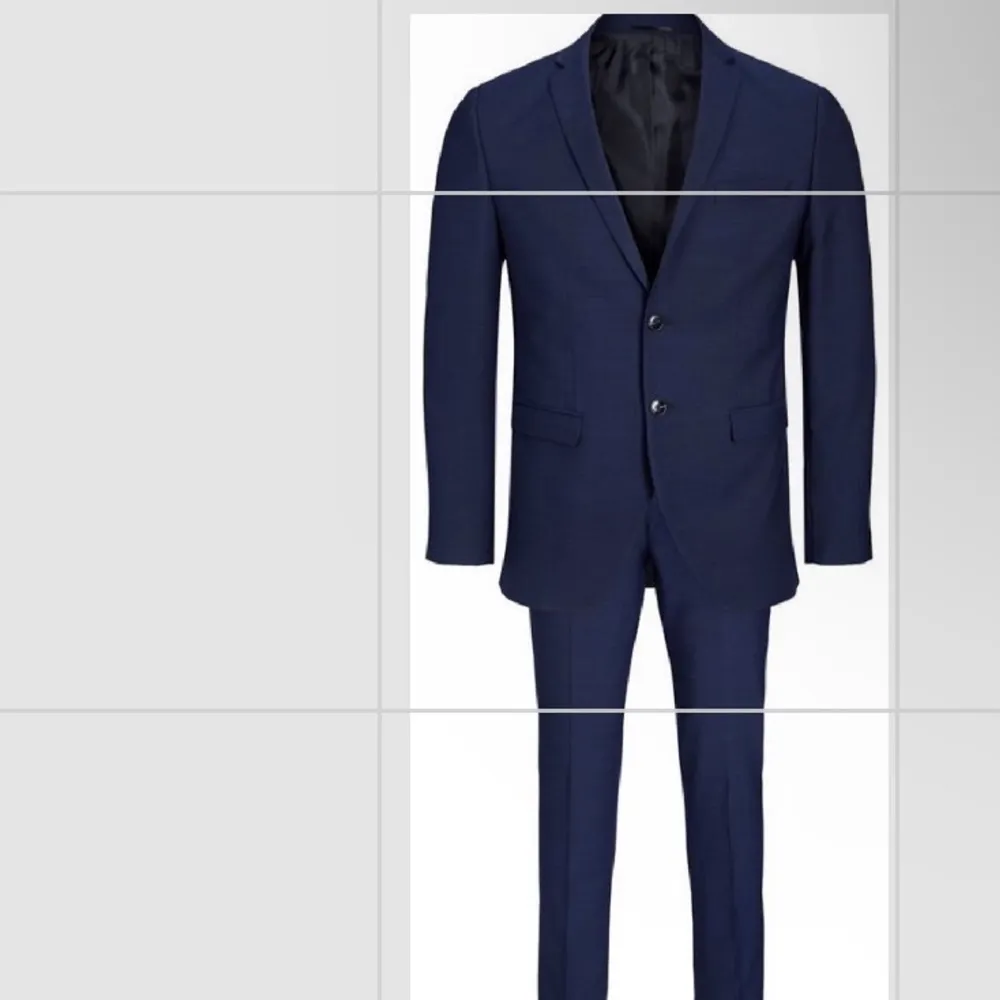 Jag säljer en marinblå tvådelad kostym. Endast använd en kväll när min bror gick ut nian. Den är vädligt fin och Passar perfekt till bal. Nypris: 1799kr. Frakt tillkommer💕💕 Slimfit är modellen och den är slutsåld hos Jack and Jones💕. Kostymer.