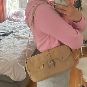 Axelväska 🤍 - Så fin simpel väska🤎 köpt på secondhand, säljer för 100  kr 🤎