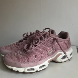 Nike Air Max Plus TN particle pink - Storlek 39. Sparsamt använda och i bra skick, några fläckar kanske som lätt går bort. Säljer då jag bara inte får så mycket användning för dem.