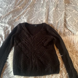 Stickad tröja från h&m - Väldigt fin stickad tröja som jag aldrig har andvänt,säljer pågrund av att den inte kommer till användning hos mej ,köparen står för frakt säljer för 50kr🤍
