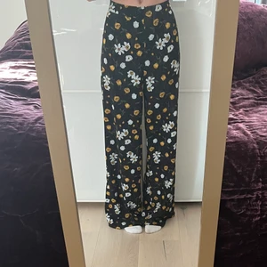 blommiga byxor - Snygga byxor i storlek 36.