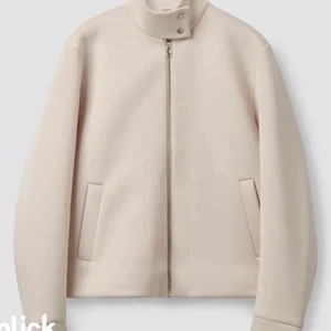 Vårjacka  - Säljer denna snygga vårjacka från cos! Helt ny med lappen kvar, buda från 500❤️Köpte för runt 900kr, den är i storlek L men skulle säga att den sitter som en M, den är även snyggare att ha overzise ☺️ pris är disskuterbart 