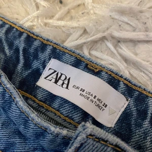 mid waist jeans storlek 38 - Helt oanvända från Zara. Köparen står för frakt.