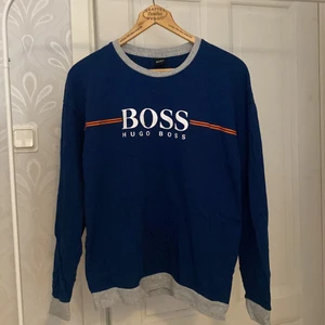 Tröja från Hugo Boss. - Köpt för 1,5 år sedan, aldrig använd! Bara legat och skräpat, ingen aning vad den köptes för så säljs för 100kr. Storleken är M