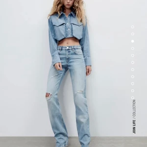 Zara byxor - Säljer dessa likande byxor fast två hål på knäna och med slits längst ner vid skorna,skriv för bilder