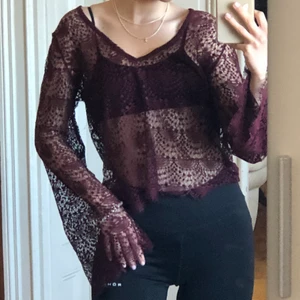 burgundy spetströja - säljer min see-through spetströja/nätbrynja med utsvängda armar. hur fin som helst!! köpt second hand utan lappar men passar nog xs-m hur man nu vill att den ska sitta. bra skick!! 