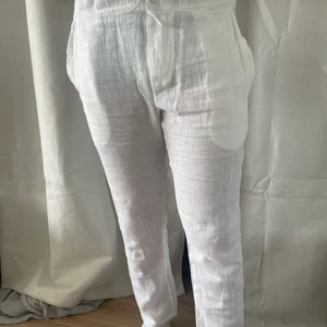 Vita linnebyxor i Stl S - Inköpta i Grekland för cirka 400kr, gjorda i Italien. De är väldigt genomskinliga och har några missfärgningar som syns på sista bilden.