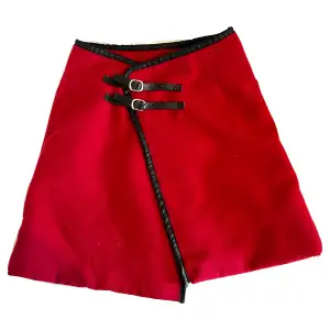 Jättefin röd kjol i filt material med coola spännen🖤