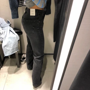 Zara jeans  - Säljer mina gråa mid rise jeans från zara. Säljer pga lite för små😋