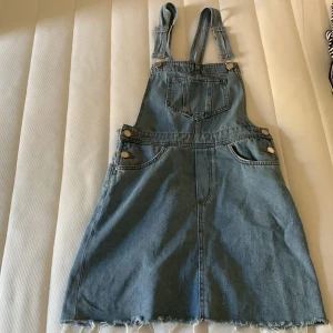 Jeansklänning - Jätte fin jeansklänning från hm. Den ör i fint skick och är bara använd ett fåtal gånger. Säljer då den sitter lite för kort på mig. Frakt tillkommer! 