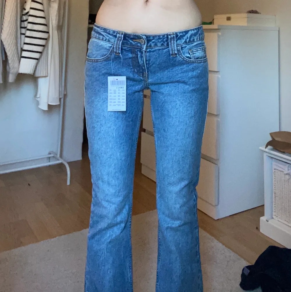 Blåa jeans i från Brandy Melville med låg midja. Sitter bra på mig som har 36 i zara jeans och är 170cm lång. Dom är i ny skick och har storleken S. . Jeans & Byxor.